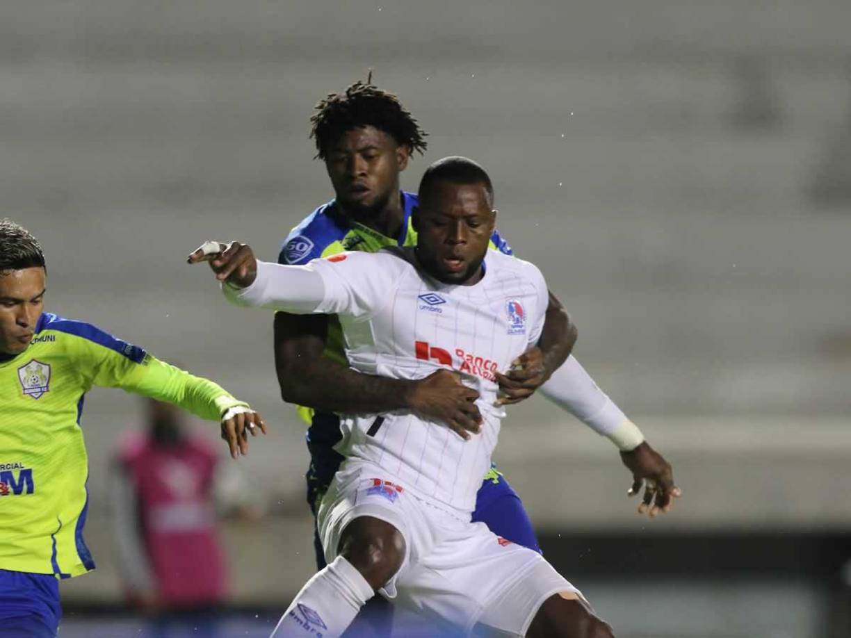 Edson Danilo Palacios, héroe del pase a semifinales del Olancho FC ante Marathón, se convirtió en villano al cometer un infantil penal contra Yustin Arboleda. al sujetarlo así dentro del área.
