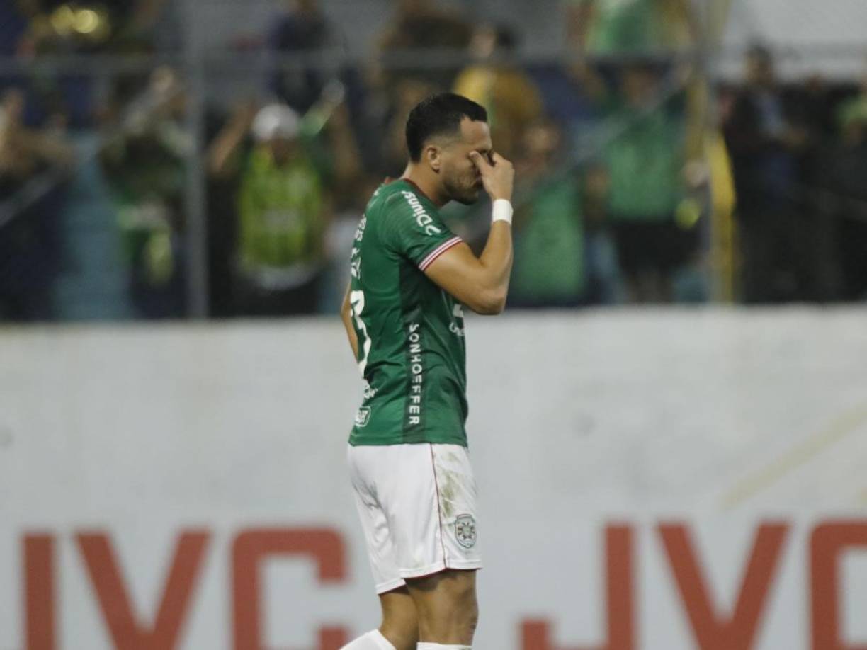 El lamento de Ángel Tejeda tras fallar su penal contra el Olancho FC.