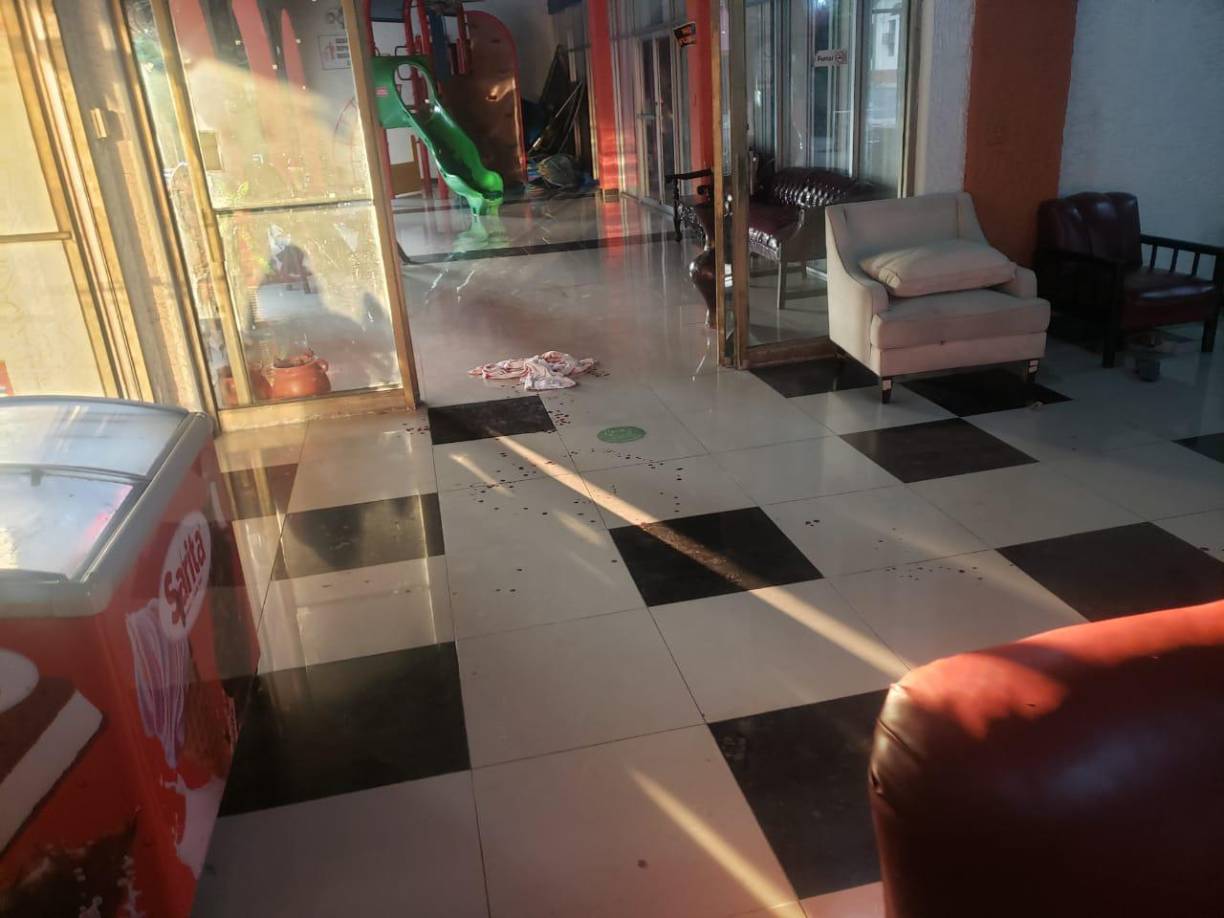 El propio huésped también sufrió heridas, pero fue llevado a un centro médico.