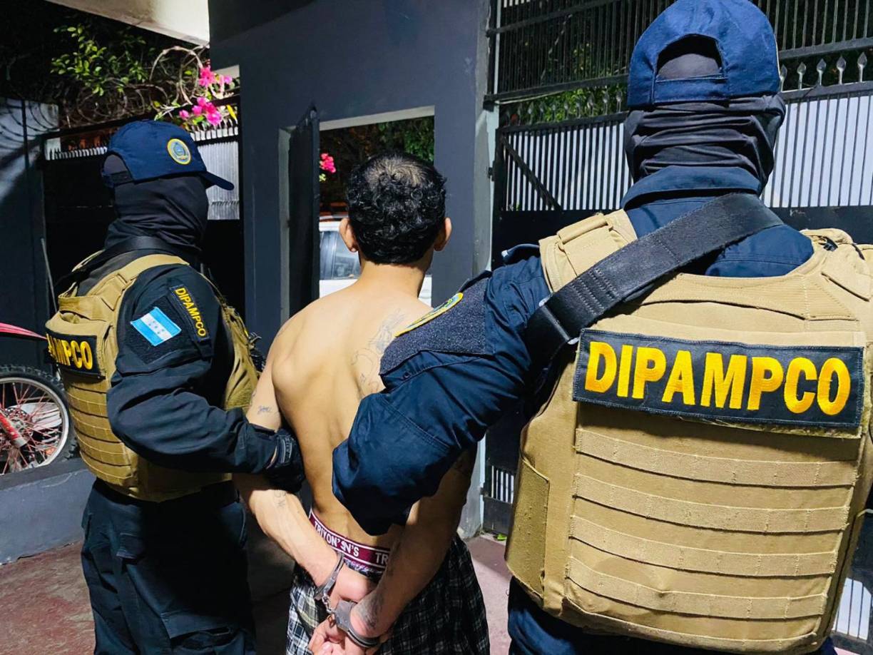 A los hombres se les acusa por los delitos de asociación para delinquir, tenencia ilegal de arma de fuego de uso prohibido y tenencia ilegal de arma de fuego de uso permitido.