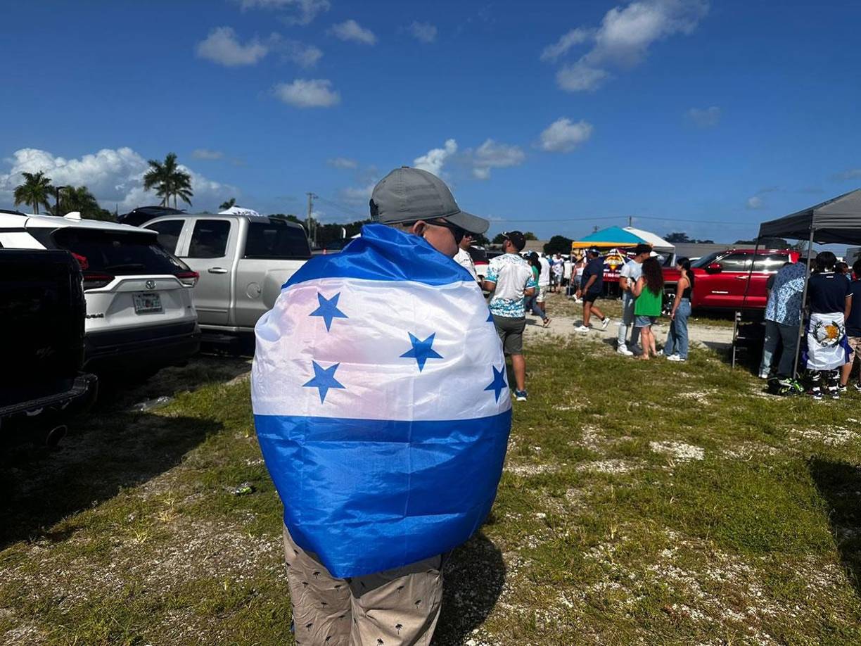 Bellezas, bailes y fiesta catracha: el ambiente en el Honduras-Guatemala en Miami