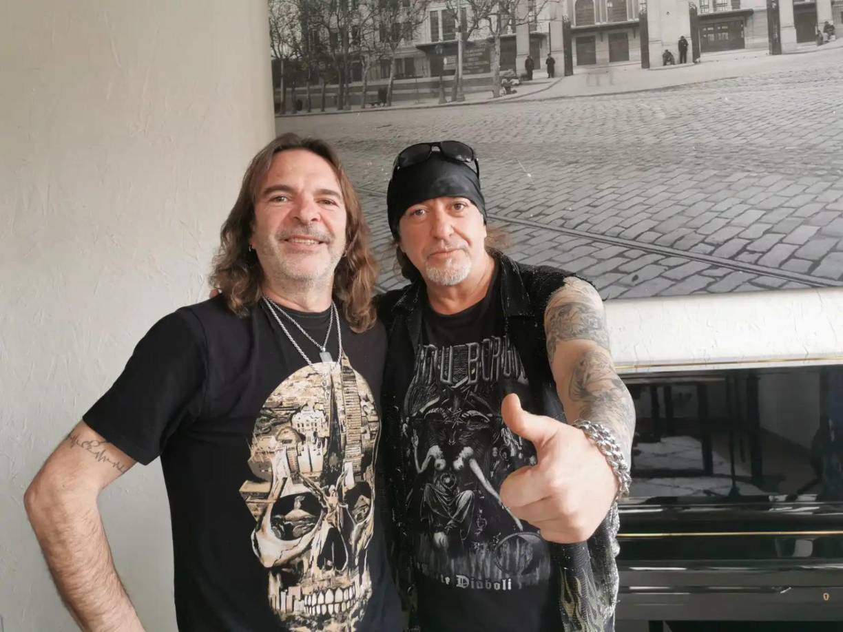 Después, dijo que cada persona tiene el derecho de escuchar lo que quiera. Sin embargo, el baterista dejó claro que no es el tipo de música que le gusta, pues opina que esta no es muy elaborada y tiene muchos efectos y arreglos.