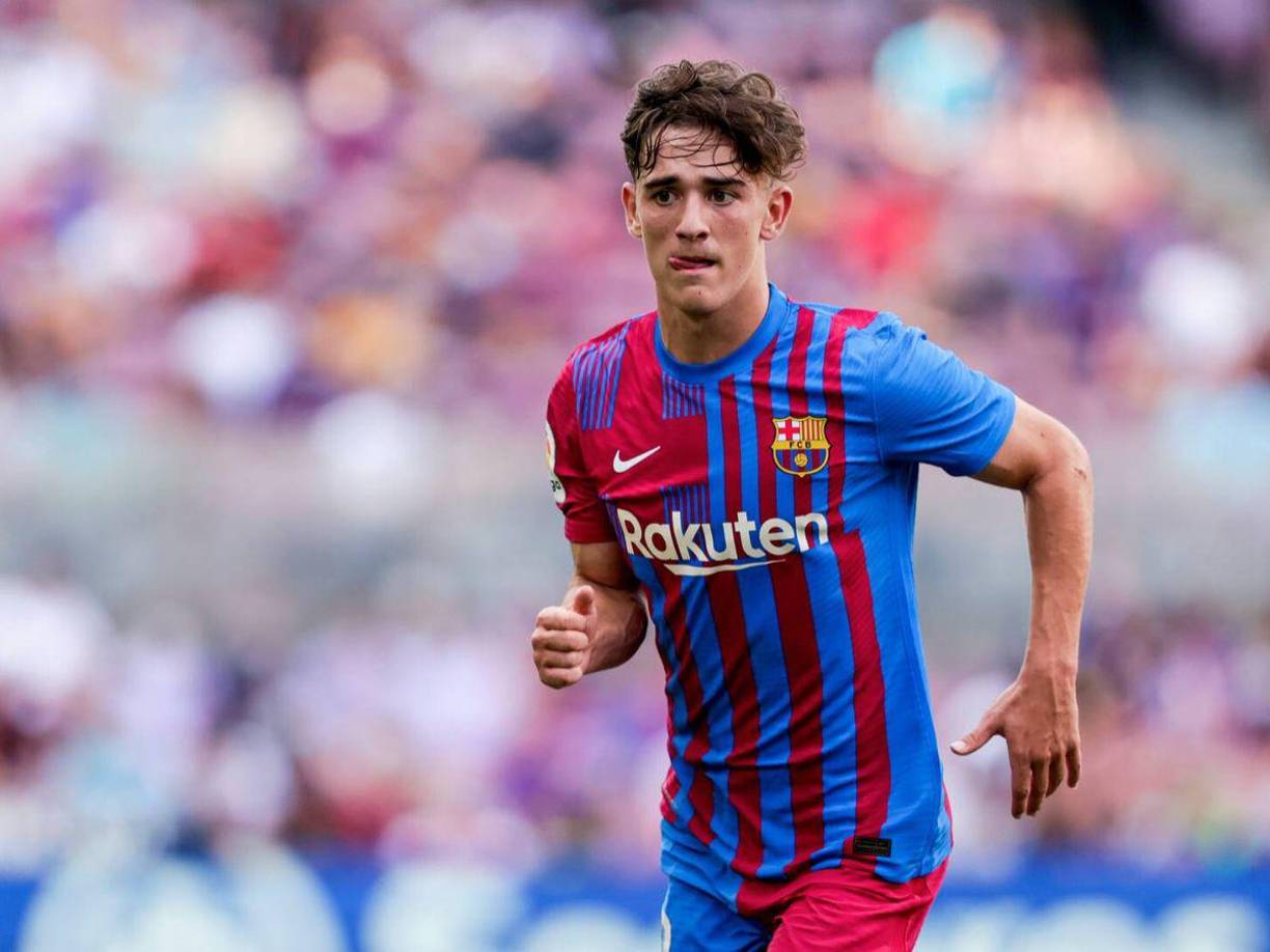 El Barcelona y el agente del futbolista ‘Gavi’, Ivan de la Peña, celebraron este viernes una reunión en la que el club azulgrana presentó una última propuesta de renovación con la que pretende convencer al joven internacional español.Según la agencia EFE, la dirección deportiva azulgrana ha hecho una oferta al centrocampista andaluz, de 17 años, ajustada a los parámetros salariales que ha establecido el club para un jugador joven y con proyección. Ambas partes se han emplazado a seguir hablando en los próximos días para cerrar la renovación de un jugador que, pese a su juventud, es titular indiscutible con la selección española y en la temporada de su debut con el primer equipo azulgrana ha disputado 46 partidos.