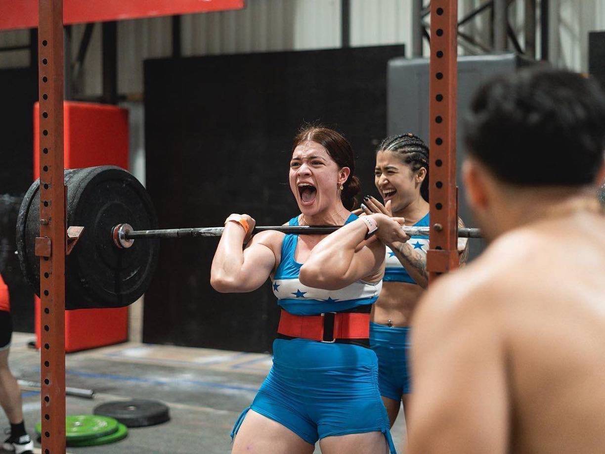 CrossFit es una técnica de entrenamiento que conecta movimientos de diferentes disciplinas, tales como la halterofilia, el entrenamiento metabólico o el gimnástico.