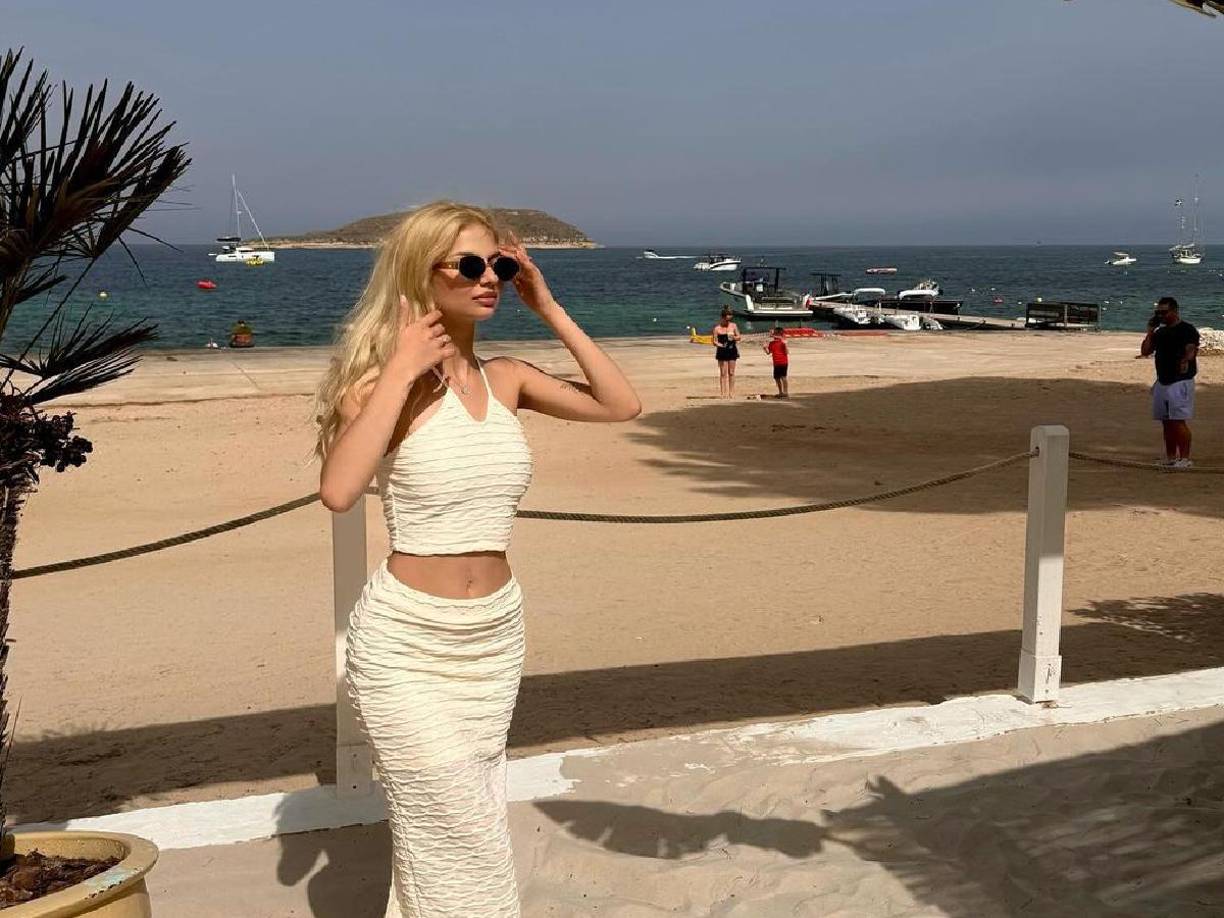 Es toda una amante de los viajes, como queda patente en su ‘feed’, con fotografías en la playa, la piscina, al lado de diferentes monumentos, o incluso subida en un yate.