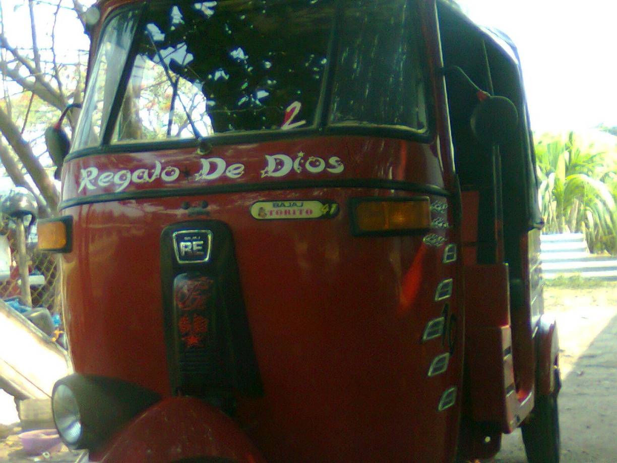 En primer año de bachillerato, Chávez, con el apoyo de su mamá, Agustina Menjívar, logró obtener un mototaxi a crédito, para trabajar en las tardes y contribuir con los gastos del hogar.