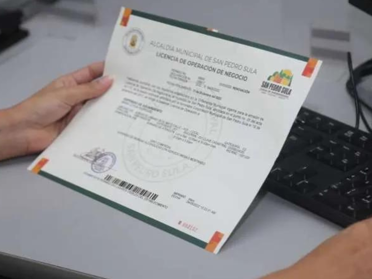 La<b> Licencia de Operación</b> es un tipo de licencia que otorgan las alcaldías a todo contribuyente que pretenda aperturar u operar al público dentro del término municipal ejerciendo ante el público operaciones comerciales, industriales, de negocios o de prestación de servicios.