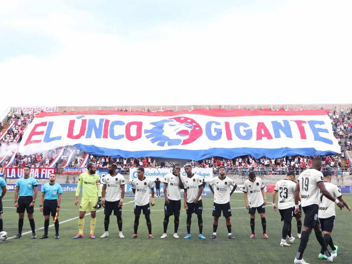 ”El único gigante”: la enorme manta de los aficionados del Olimpia para recibir a su equipo.
