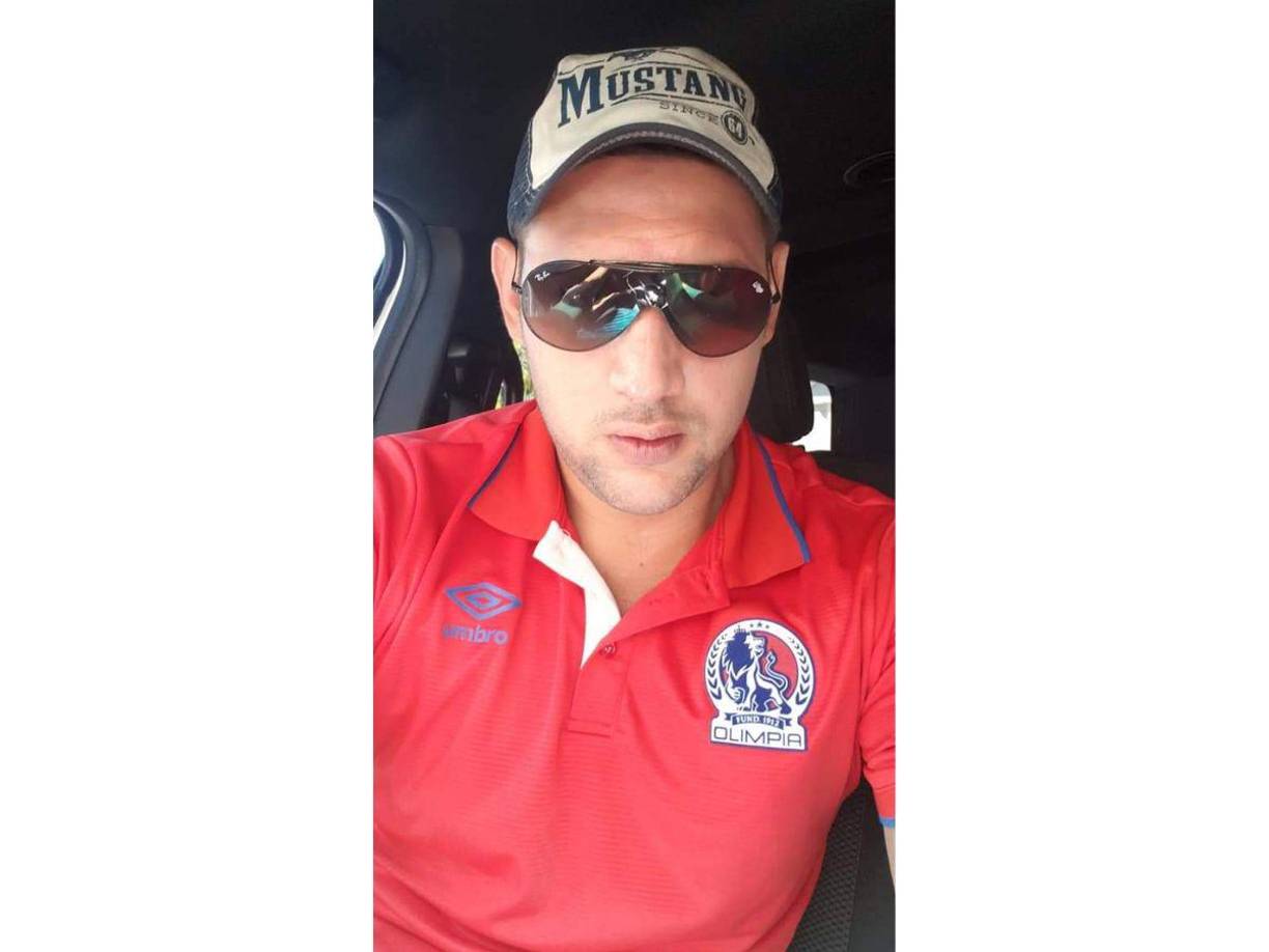 Solía hacer grandes recorridos en su bicicleta y también asistir a los estadios de fútbol para alentar a su amado Club Olimpia Deportivo. 