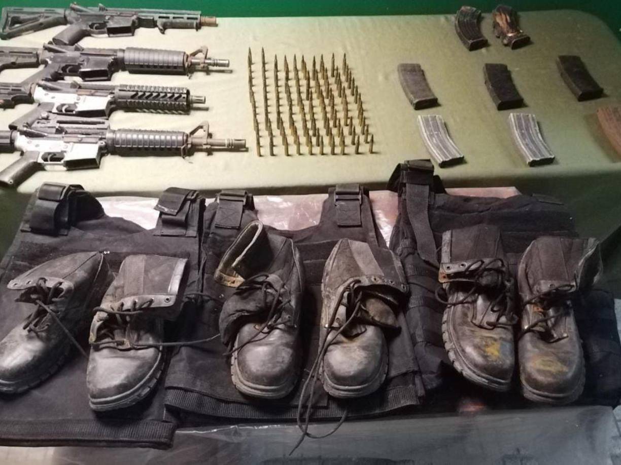A ella le encontraron armas de uso prohibido, municiones y uniformes militares falsos.