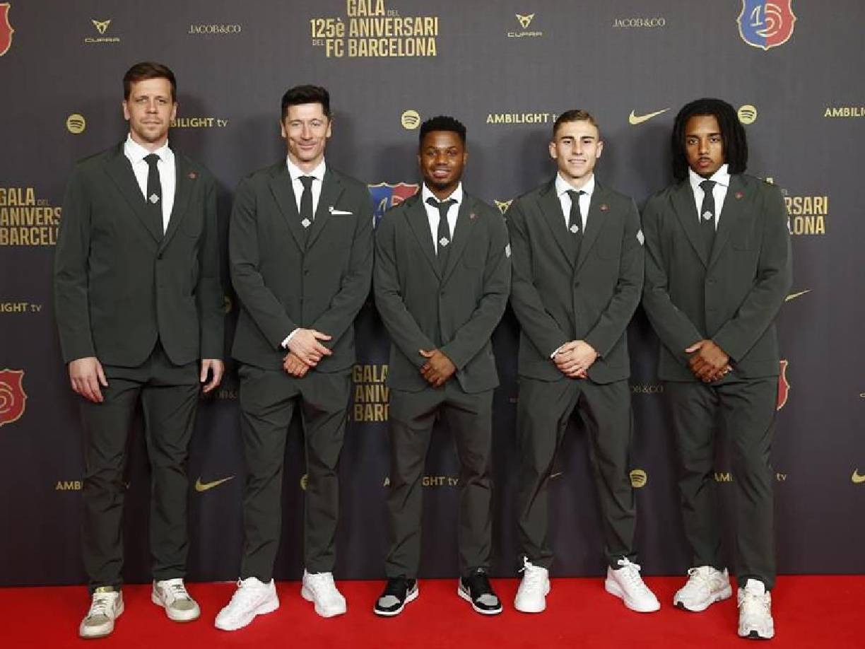 No obstante, hubo ausencias sonadas como las del argentino Leo Messi, Andrés Iniesta, Carles Puyol o Pep Guardiola, que por motivos de agenda no pudieron viajar a Barcelona, aunque grabaron vídeos para felicitar al club en una fecha tan especial. 