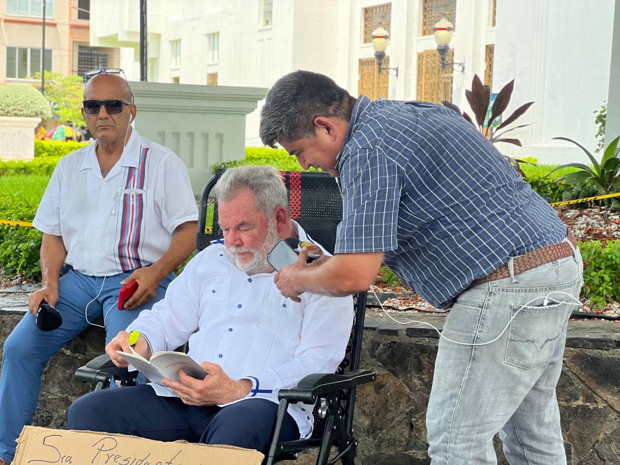 Otro aspecto importante que se destaca en el libro es el sentido de comunidad y las relaciones sociales. Los habitantes de Okinawa tienen una fuerte red social y practican el “moai”, un grupo de apoyo mutuo que se forma en la niñez y que permanece a lo largo de toda la vida. Estos lazos sociales brindan un apoyo emocional y práctico que contribuye a la longevidad y al bienestar.