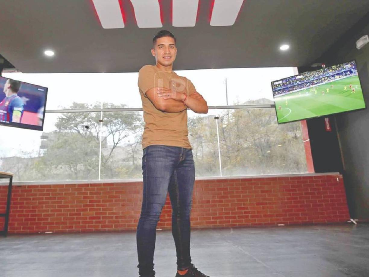 El futbolista del Olimpia Michaell Chirinos es uno de los administradores del restaurante Radio House Casa Campo, en Tegucigalpa. Es un lugar donde prevalece la comida, música y deportes.