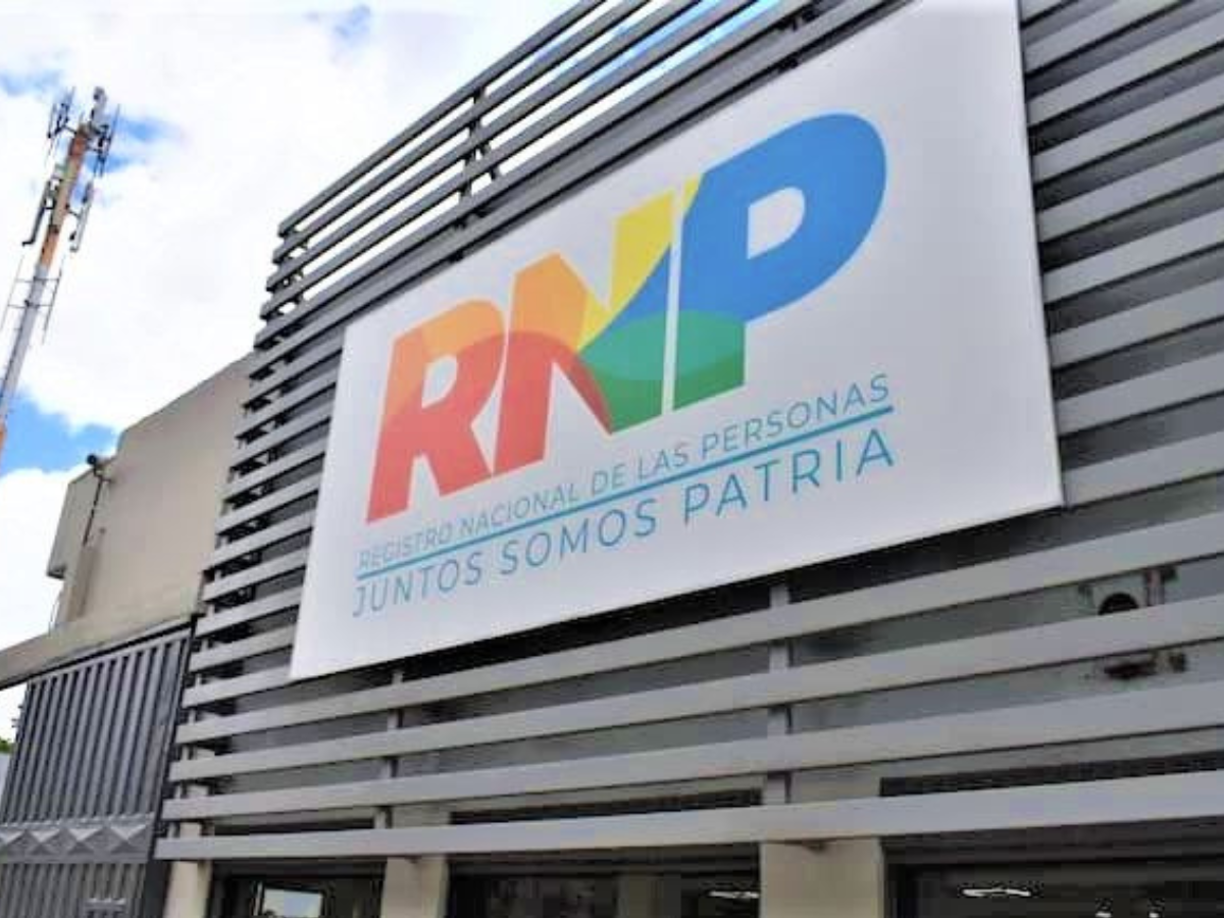 Los documentos se presentan ante el juez quien, después de fallar a favor del demandante, ordenará al Registrador Civil las inscripciones del acta de disolución del matrimonio y de anotaciones marginales en los libros del RNP.