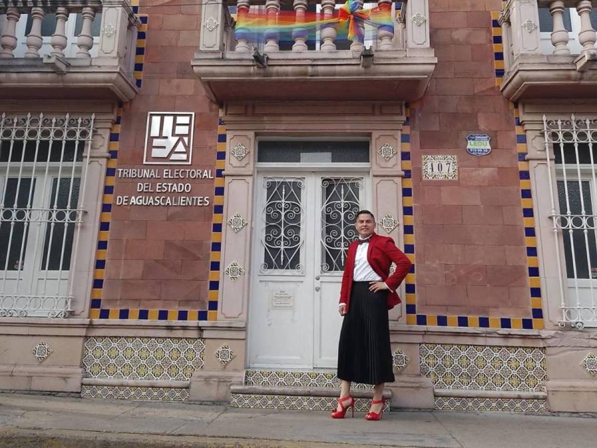 Durante la velada en memoria de Ociel Baena, abundaron las consignas de “¡Crimen pasional, mentira nacional!”, como respuesta que, de acuerdo con la Fiscalía de Aguascalientes, aparentemente no habría habido una tercera persona que cometiera violencia en contra de le magistrade y su pareja, Dorian Daniel Nieves Herrera.