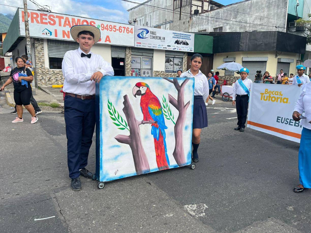 Y es que estas festividades de Independencia se prestan para exaltar además la fauna de Honduras. Jóvenes portan La Guacamaya hondureña, ave nacional de nuestro país.