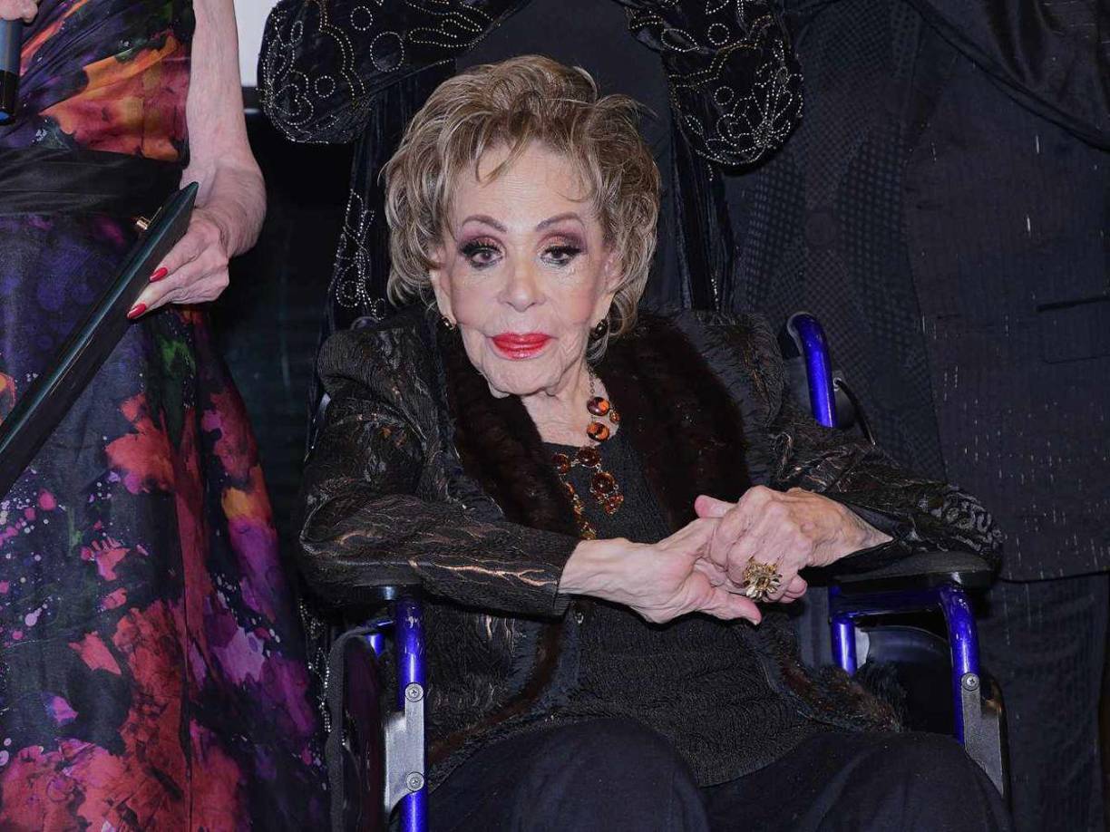 La tarde del viernes 22 de noviembre Silvia Pinal, estrella del Cine de Oro de México y exconductora de televisión, fue hospitalizada en la Ciudad de México tras presentar nuevos problemas de salud. Hasta el momento, la famosa de 94 años de edad sigue bajo observación médica.