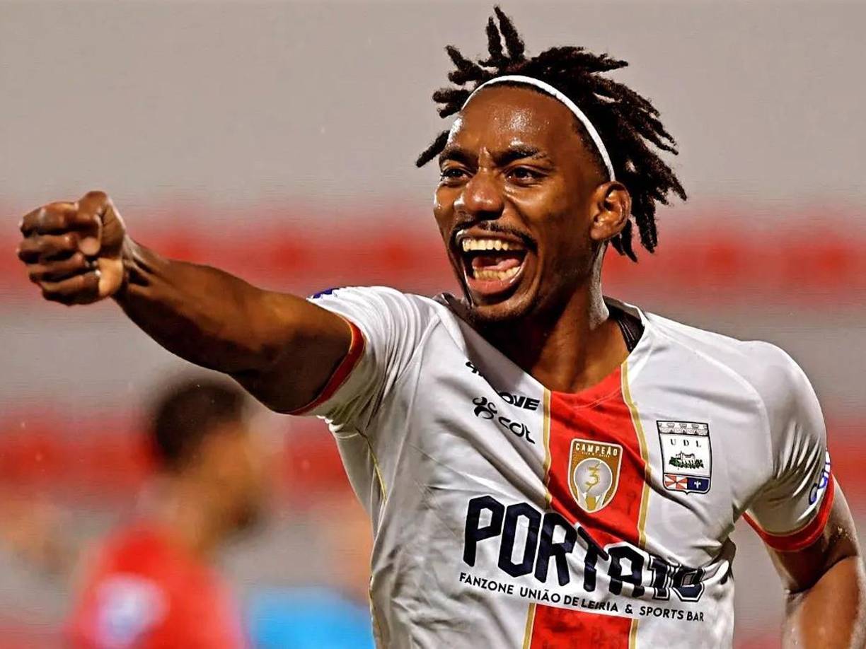 El Santa Clara, recién ascendido a la primera división de Portugal, tiene en la mira al delantero hondureño Bryan Róchez.