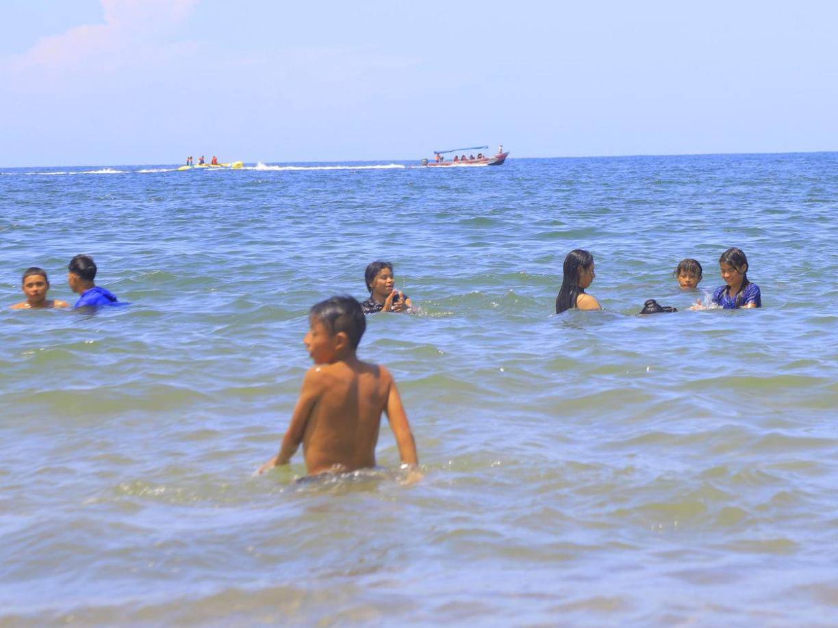 Un clima soleado y despejado disfrutan cientos de turistas que hoy llegaron a las playas de Tela, previo al inicio de la semana morazánica.