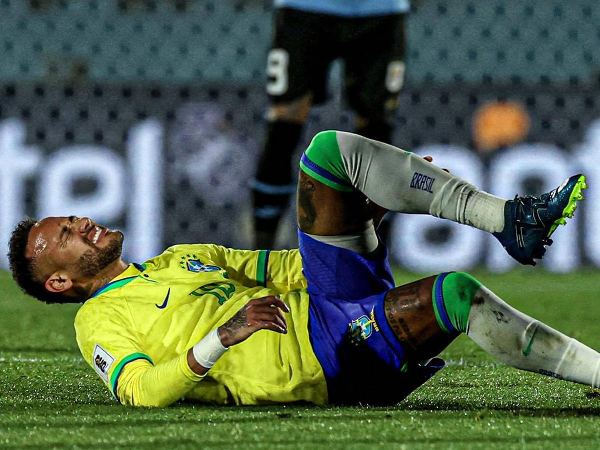 En la repetición de la acción se pudo ver una torsión de su rodilla izquierda que hace temer lo peor.