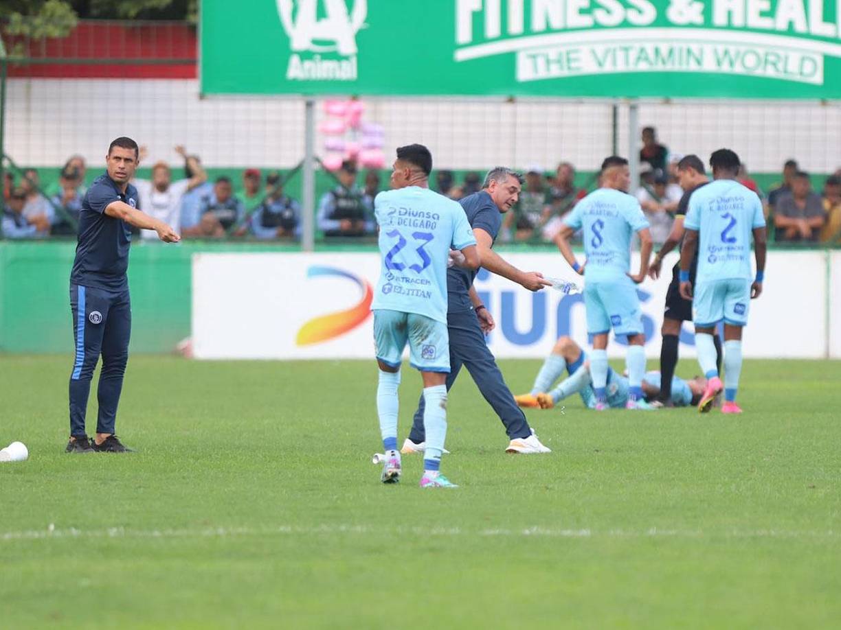 Aficionados del Marathón le lanzaron objetos a Diego Vázquez y resto de la plantilla del Motagua.