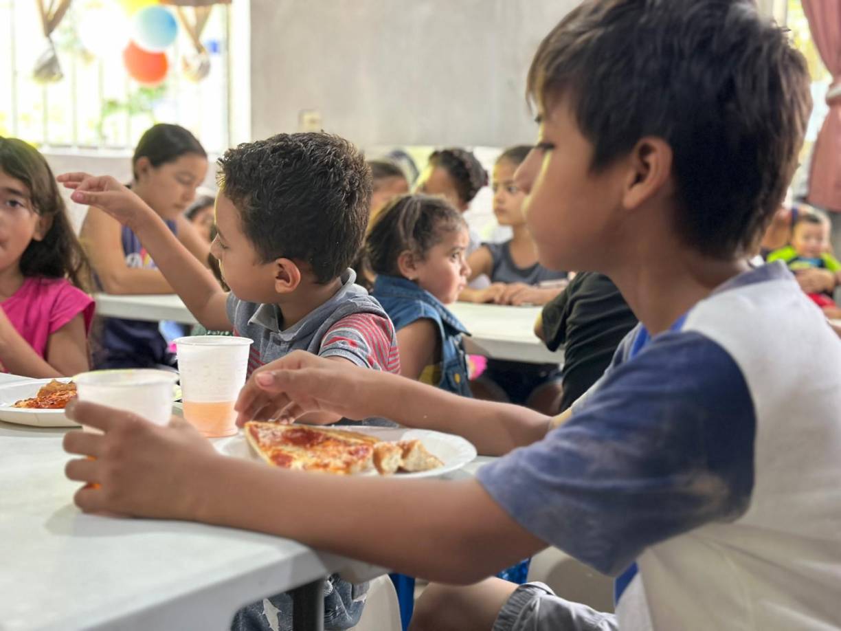 La celebración comenzó con un mensaje inspirador de la palabra de Dios, que sirvió para fortalecer la fe y el espíritu de los niños presentes. El evento continuó con una sesión de alabanza, donde los niños participaron entusiastamente, cantando y adorando a Dios.