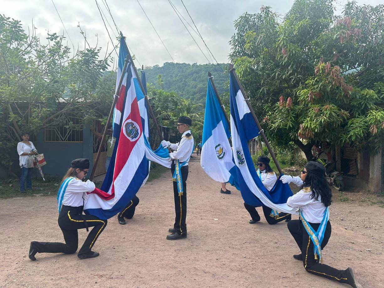 Los alumnos desfilaron representando las banderas de cada uno de los países centroamericanos, mostrando su unidad y orgullo.