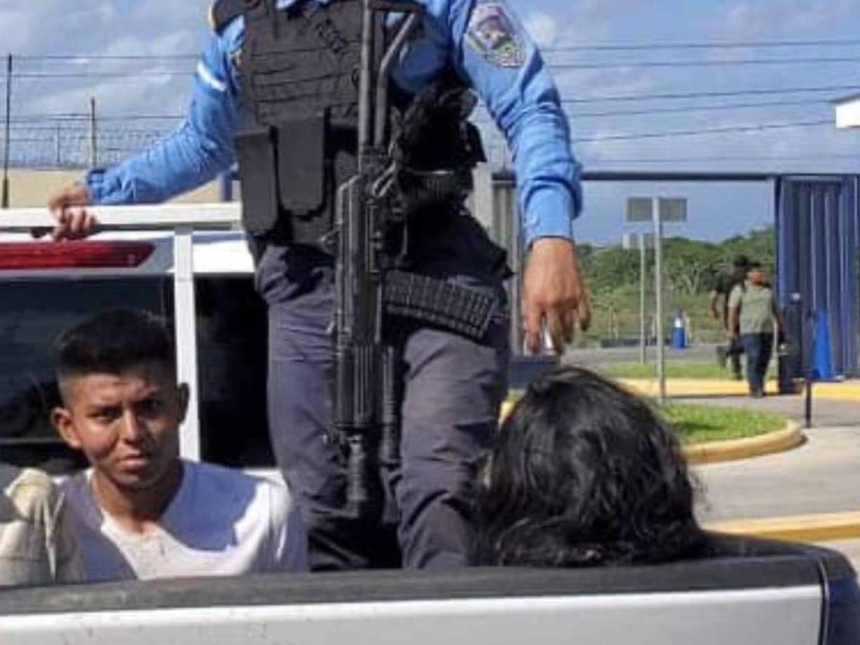 Sin embargo, otro de los aprehendidos, identificado como Santos Estalin García, negó haber participado en el hecho y dijo haber sido detenido “de gusto” Y la detenida, llamada Alejandra García Munguía, expresó “nosotros no hemos hecho nada”.