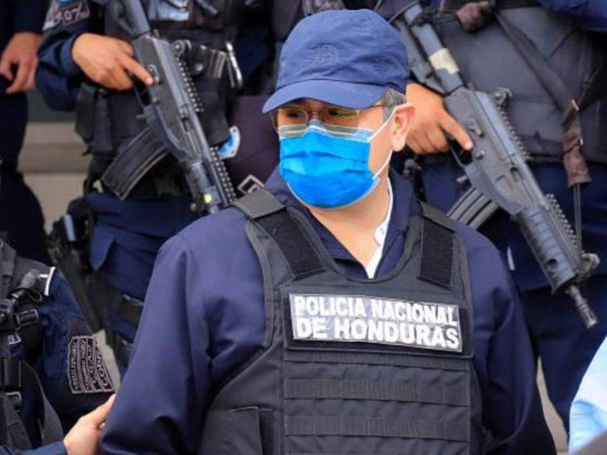 Tal vez no escuchó a quien le dijo “Así te quería ver, pide perdón delincuente por todo el daño que le hiciste”, o al que dijo “Arrepiéntete, acabaste con el país”. El exmandatario, de 54 años, detenido en la cárcel federal en el condado de Brooklyn, fue acusado por el Gobierno de EE.UU de tres delitos cometidos entre 2004 y 2022: conspiración para la importación de cocaína, posesión de ametralladoras y armas pesadas y conspiración para la posesión de dicho armamento, acusaciones que pueden costarle la cadena perpetua.