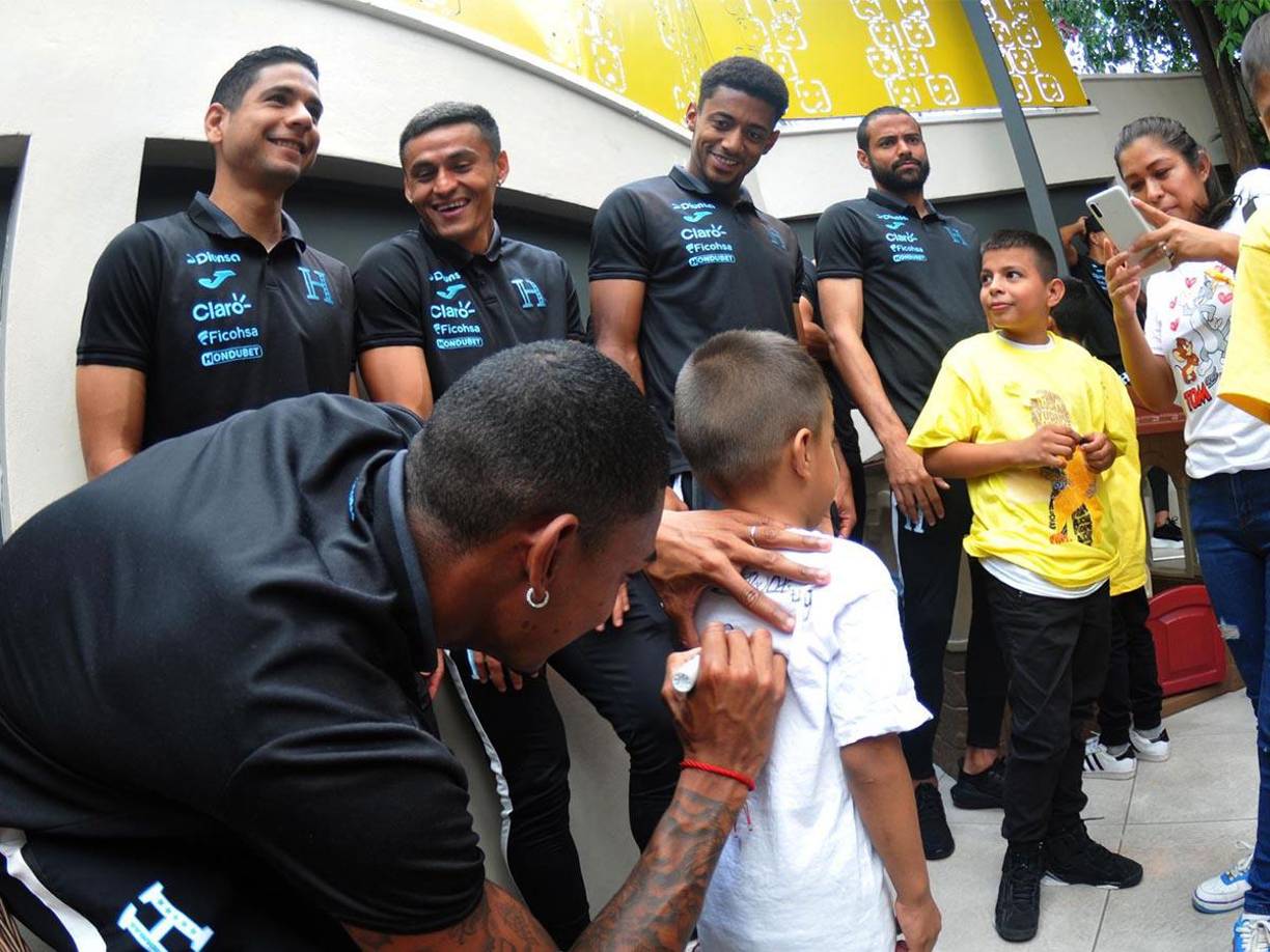 Momento donde Joseph Rosales le firma una camiseta a un niño.
