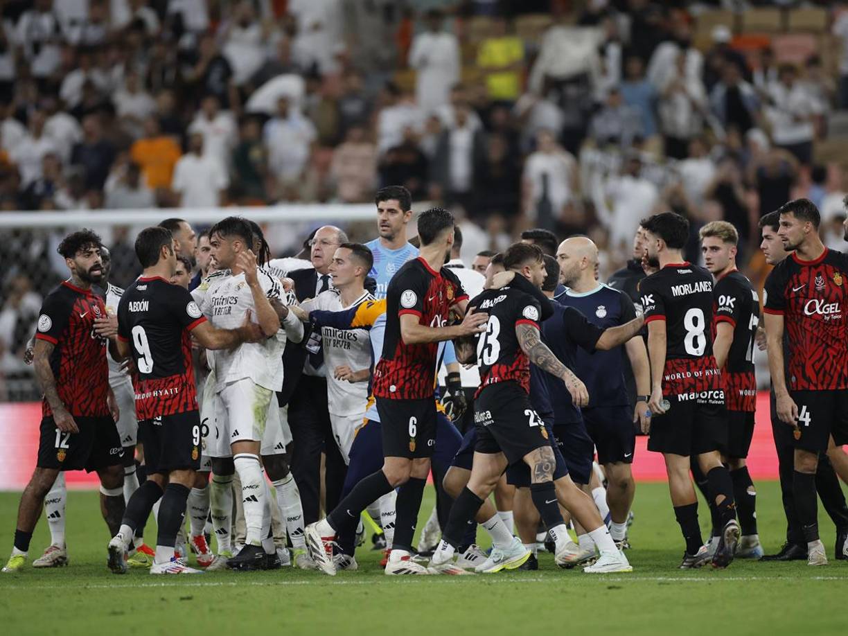 La bronca se armó en el centro del campo tras el pitazo final y tuvo otros jugadores involucrados.