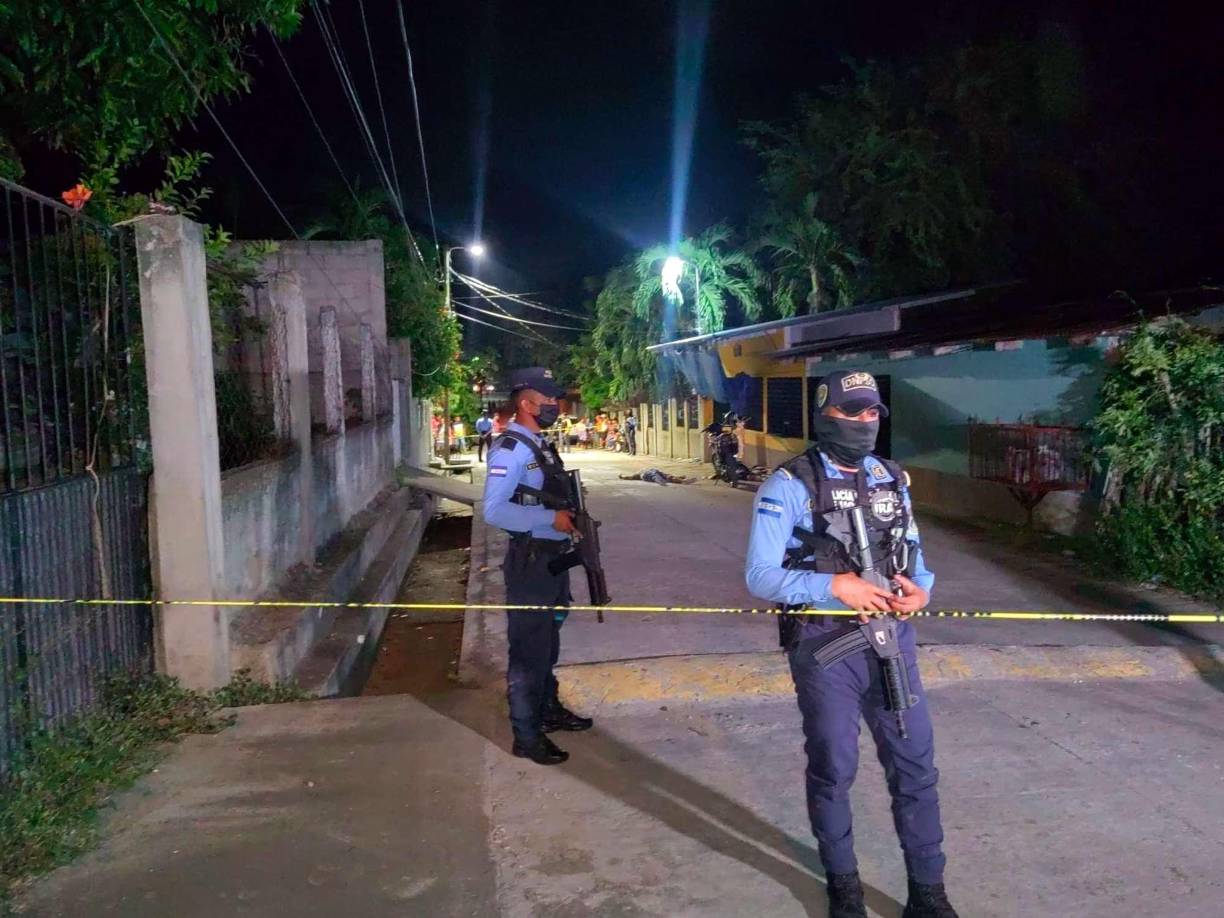 Además de las tres victimas mortales, otros dos fueron heridos de gravedad. Los sicarios llegaron a bordo de una camioneta negra.