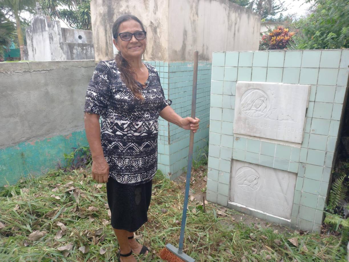 Sampedranos llevan flores y serenatas a sus madres fallecidas
