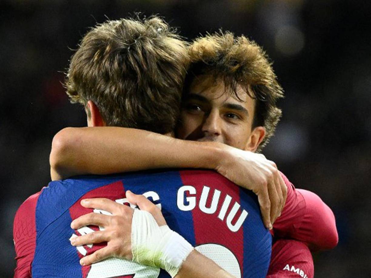 El chico en el momento que fue felicitado por el portugués Joao Félix. 