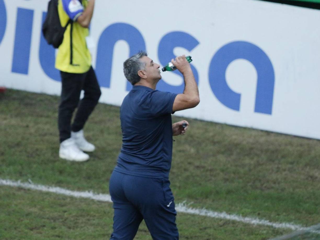 Tras finalizar el juego, aficionados del Marathón le lanzaron una botella a Diego Vázquez y el técnico la agarró y tomarse el líquido. 