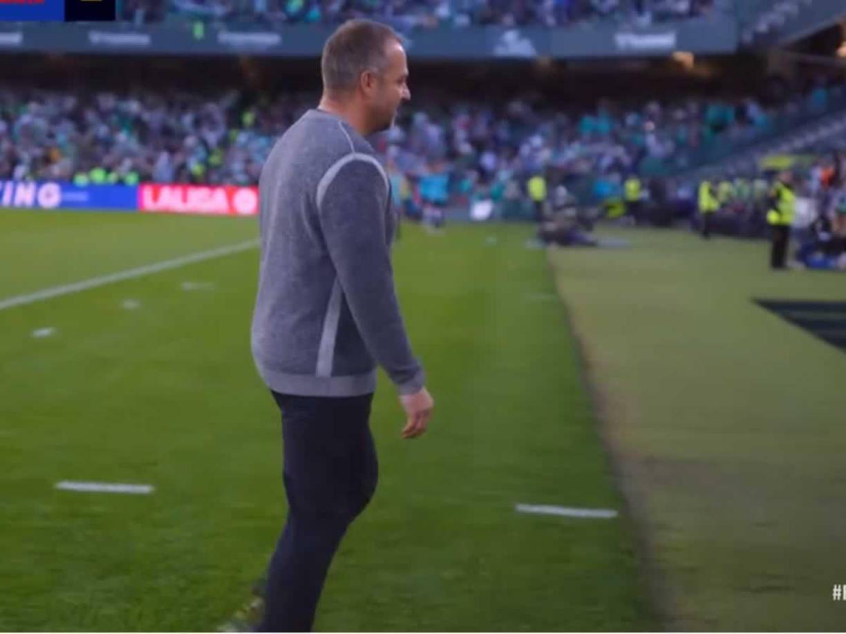 Hansi Flick se fue muy molesto del campo tras ver su primera expulsión en la Liga Española.