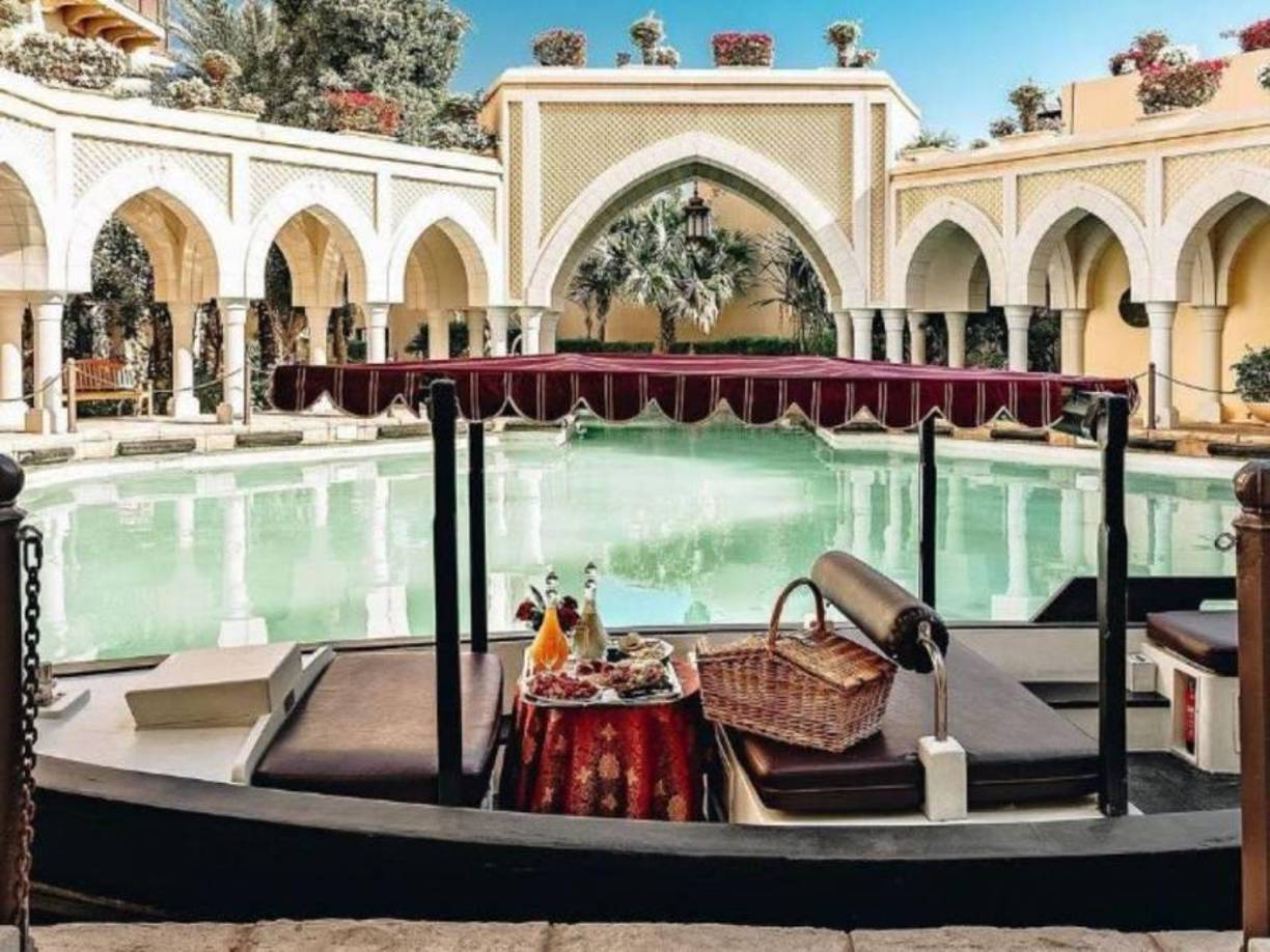 Abu Dhabi es la ciudad hermana de Dubai, donde la pareja estaría disfrutando de una lujosa vida con restaurantes lujosos y paisajes de ensueño. Sería la celebración de los 24 años de la joven española.