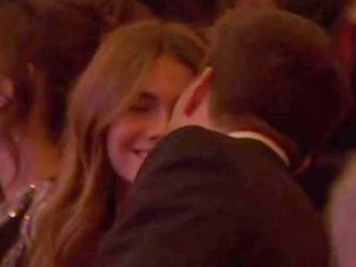 Gerard Piqué y Clara Chía protagonizaron un tierno beso durante el 125 aniversario del FC Barcelona.