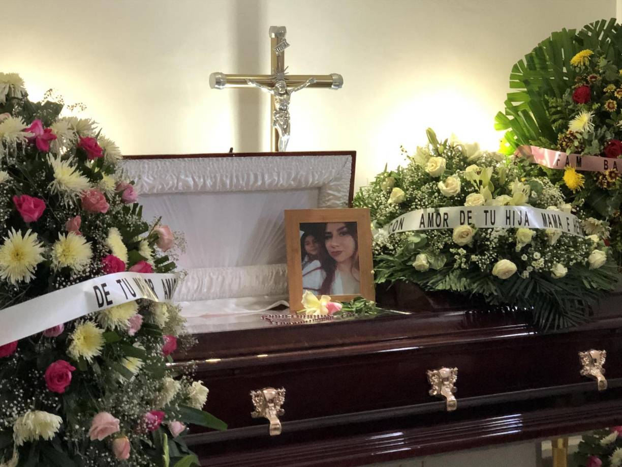 “Vamos a platicar, jefe”, le dice uno de los agentes que llega a detenerlo. “Yo no tengo nada que platicar (...) no tengo nada que temer, lo único que tengo son huevos para cuando se ofrezca”, responde. 