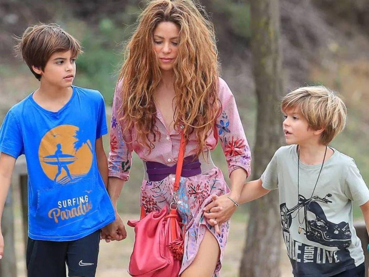 Se dijo que el viaje de la colombiana a Barcelona, tras dos meses de vivir en Miami, Florida, había sido para llevar a sus hijos a la casa de su ex pareja, Gerard Piqué a fin de que convivan juntos en sus vacaciones escolares de verano.