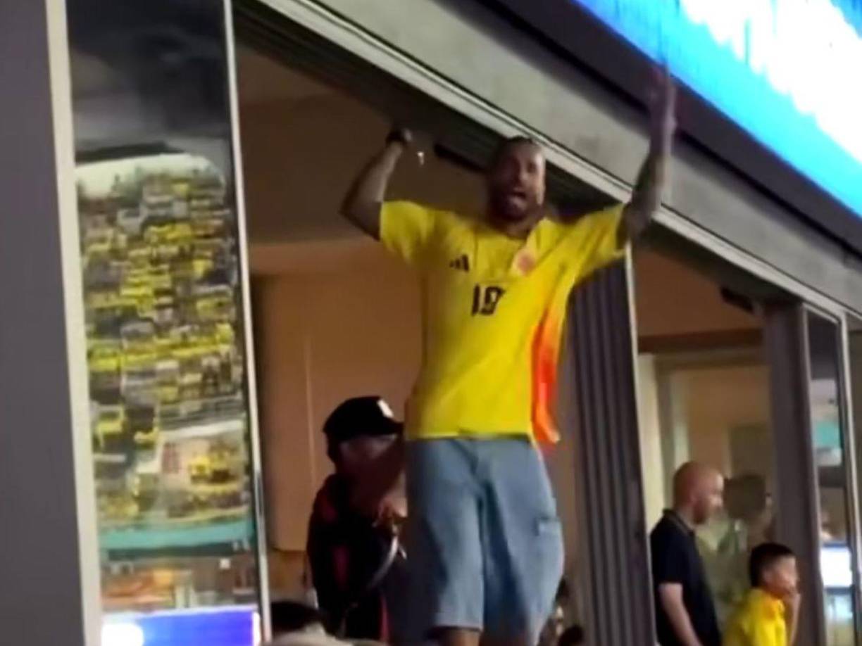 En redes sociales se ha viralizado el momento en el que se ve al intérprete de “Según quién” parado en sobre el barandal de su palco con un rostro visiblemente molesto y dirigiéndose a la afición contraria que desde las gradas no paraba de gritarle, insultarlo e incluso de hacerle algunas señas obscenas. Mientras alguien sostenía al cantante para evitar una tragedia, él continuaba su pelea con los admiradores de la Selección Argentina.