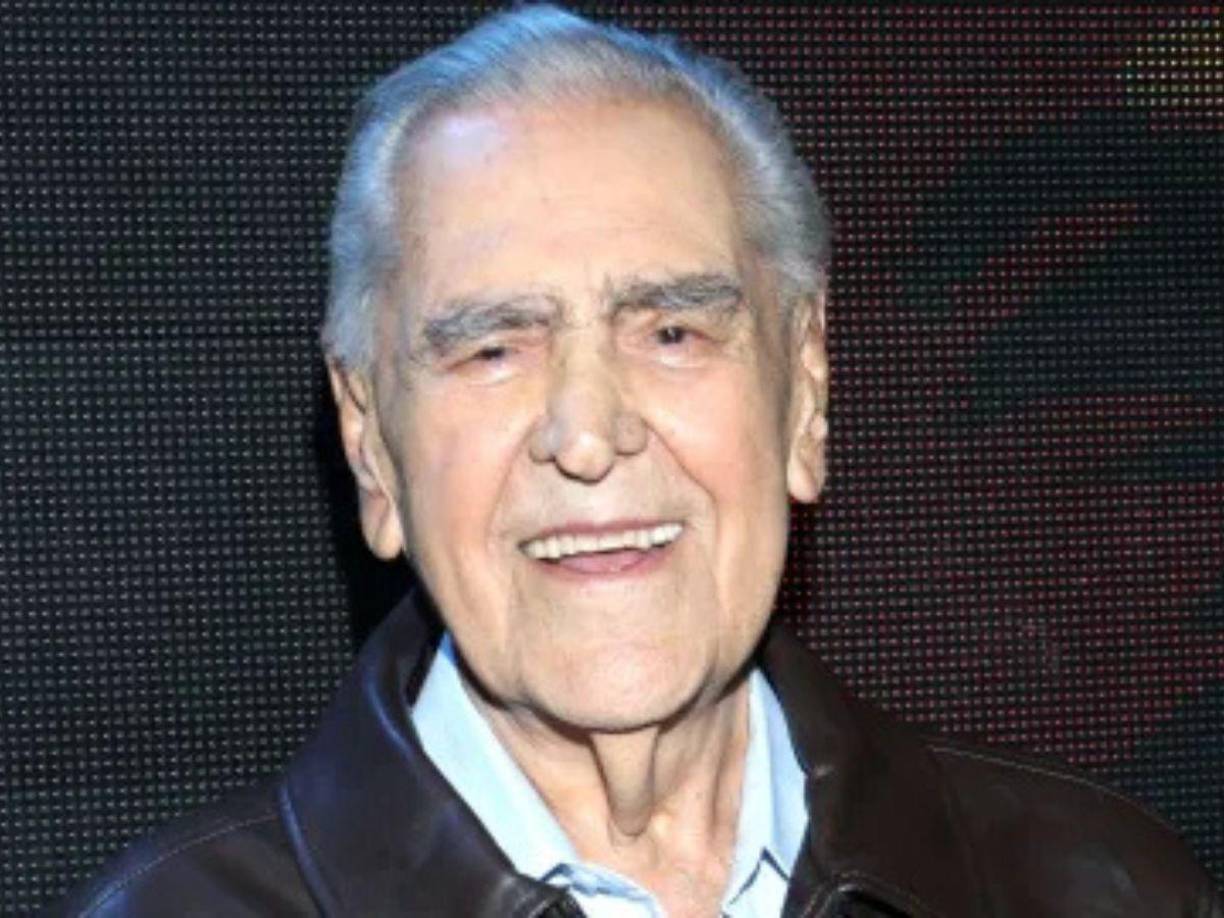 En una reciente entrevista para el programa matutino Venga la Alegría, Eric del Castillo habló por primera vez de la terrible enfermedad que le está arrebatando la vista. La degeneración macular ha hecho que dependa de su esposa Kate y su hija Verónica para que le puedan ayudar a leer sus guiones, ver su celular y ayudarle a hacer sus actividades diarias, algo que lamenta mucho porque considera que es mucho trabajo pero quiere ser optimista a pesar de la situación.