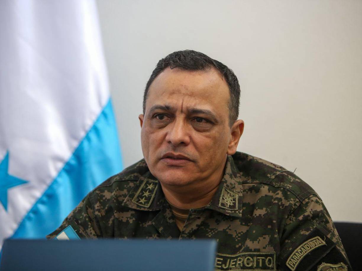 “Lo que sí pasa normalmente aquí es que hay drones que vienen a vigilarnos a nosotros en la noche, eso sí, pero no encontramos nada todavía nosotros”, afirmó Nájera.