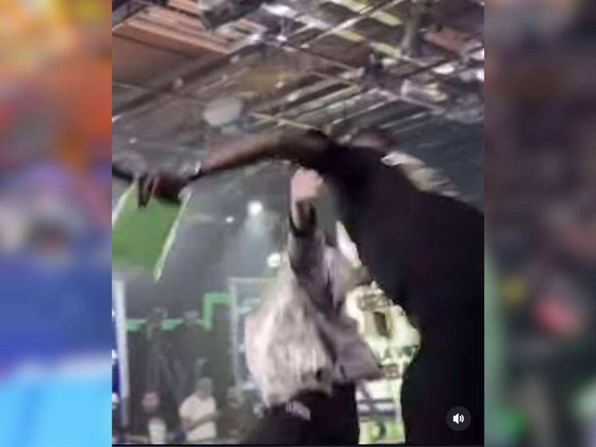 Miguel no se percató que el escenario había acabado y continuó caminado, lo que provocó una fuerte caída. 