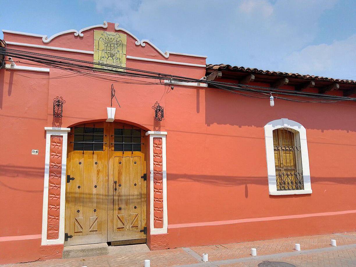 1. Museo Casa Colonial Familia Castillo: Es un museo de historia en Comayagua sobre la historia, sociedad y vida de la época colonial hondureña de Nueva España. Se enfoca en historia local y nacional con objetos y documentos.