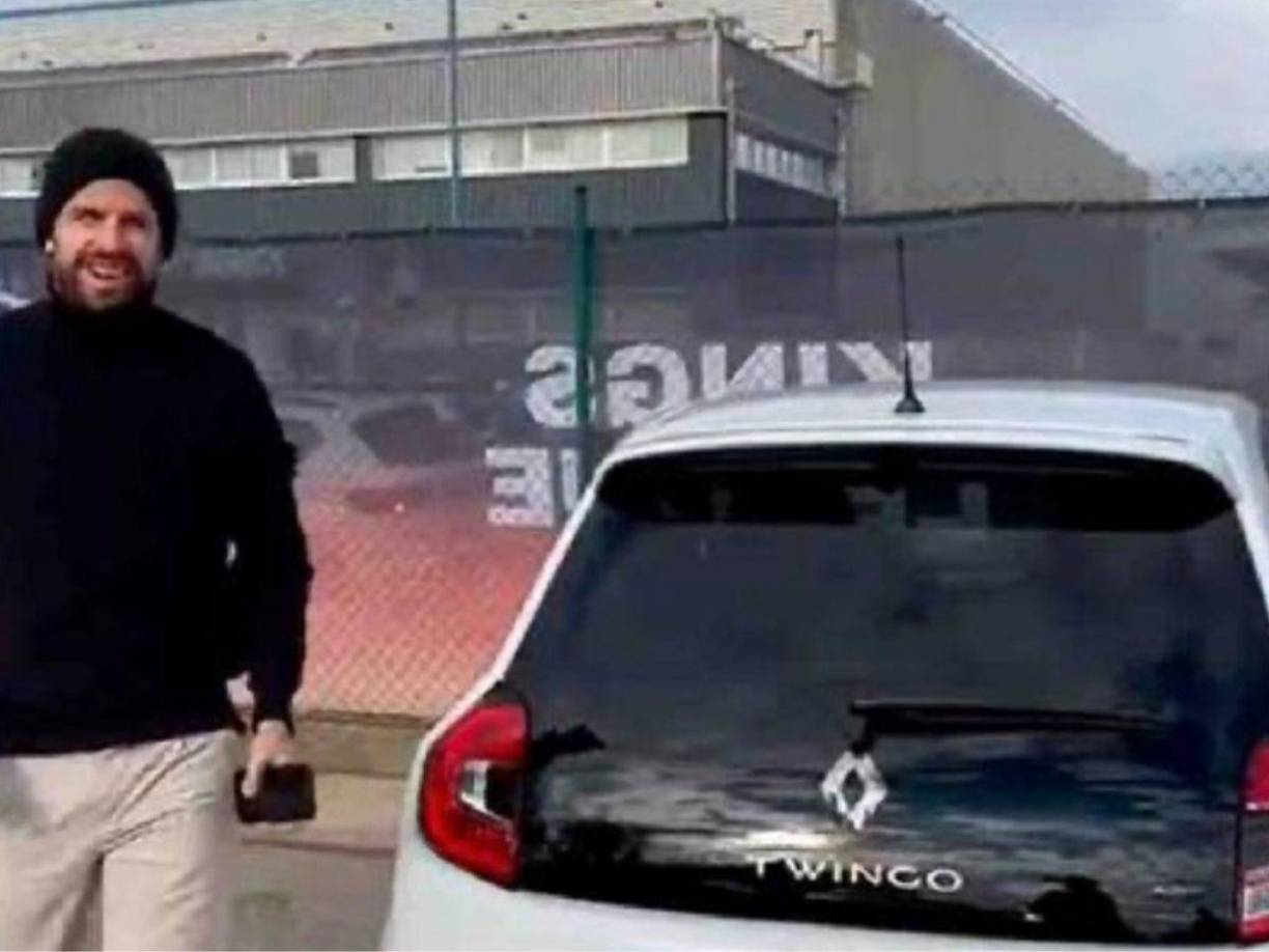 Piqué llegó a la jornada de la Kings League en un Twingo, famoso auto que Shakira mencionó en su canción.