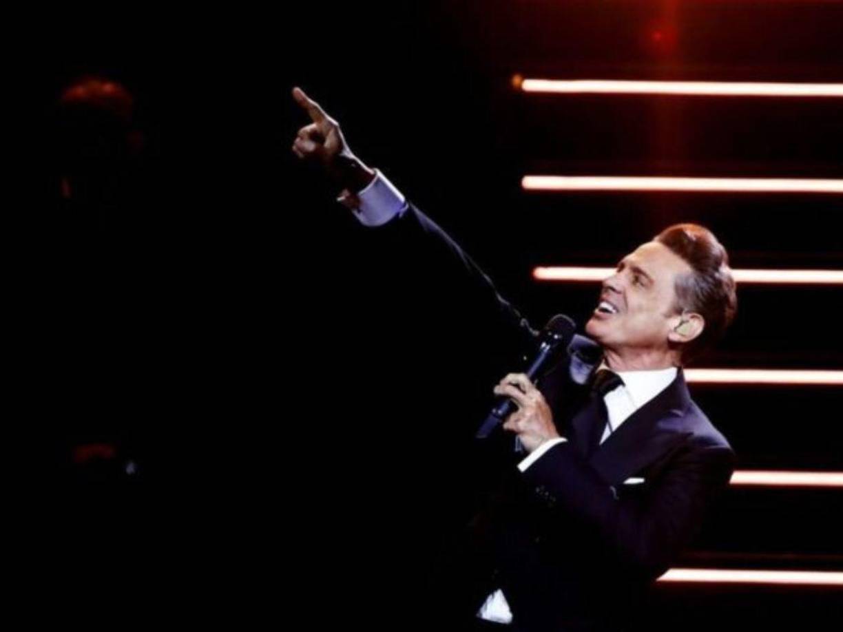 También pidió un auto completamente blindado para trasladarse del hotel al escenario, tanto para él como para sus acompañantes.