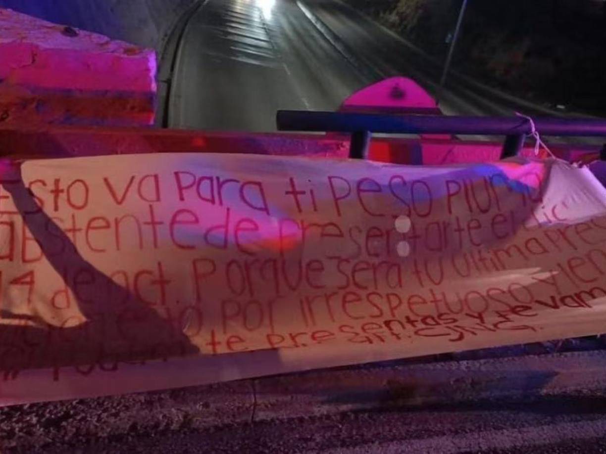 La madrugada del pasado 12 de septiembre aparecieron mantas con mensajes intimidatorios dirigidos al cantante en tres zonas distintas de esa ciudad fronteriza.