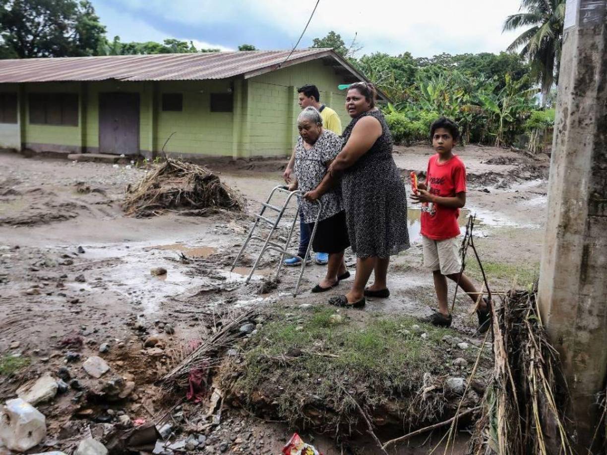 Niños, jóvenes y adultos mayores evacuaron sus hogares sin saber hasta cuándo van a volver.