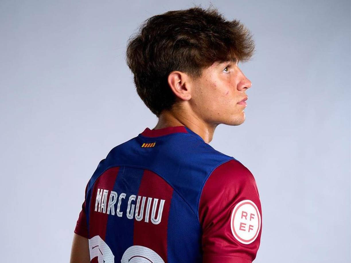 Marc Guiu nació en Granollers el 4 de enero de 2006 y entró en la cantera del Barcelona en la categoría más baja, prebenjamines